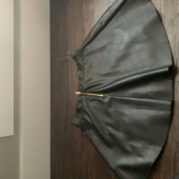black leather skirt from H and M - Picture 3 of 4